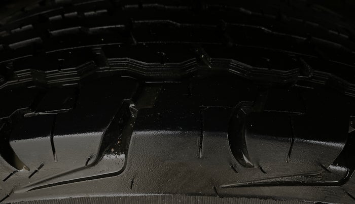 2016 Mahindra TUV300 T8, Diesel, Manual, 1,19,162 km, Right Rear Tyre Tread