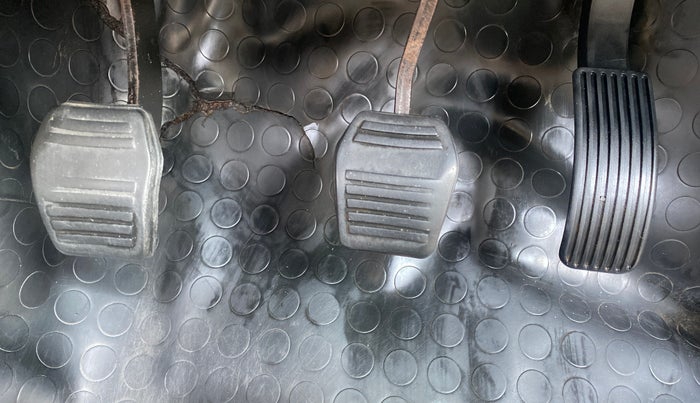 2016 Mahindra TUV300 T8, Diesel, Manual, 1,19,162 km, Pedals