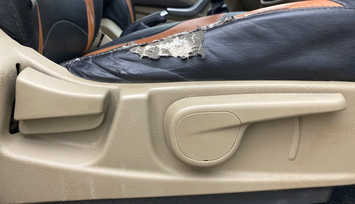 2016 Mahindra TUV300 T8, Diesel, Manual, 1,19,162 km, Driver Side Adjustment Panel