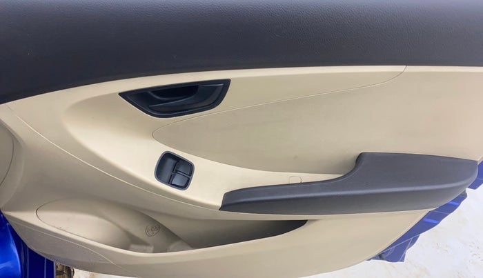 2015 Hyundai Eon MAGNA +, Petrol, Manual, 60,020 km, Driver Side Door Panels Control