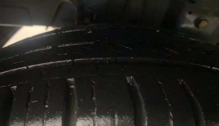 2015 Hyundai Eon MAGNA +, Petrol, Manual, 60,020 km, Right Rear Tyre Tread
