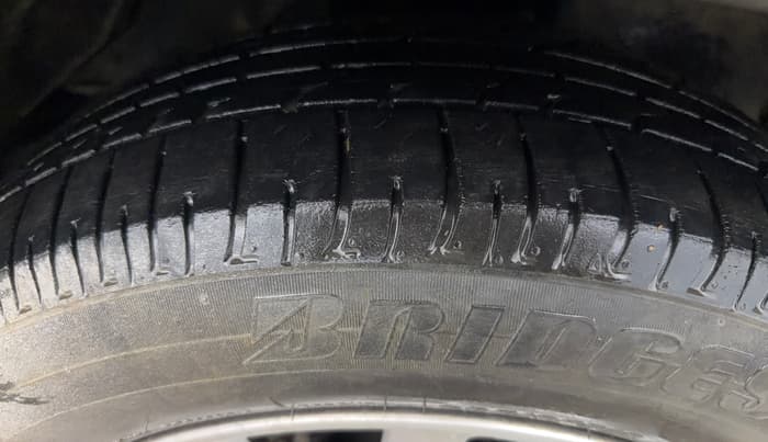 2019 Toyota Innova Crysta 2.7 GX AT 7 STR, Petrol, Automatic, 37,755 km, Right Front Tyre Tread