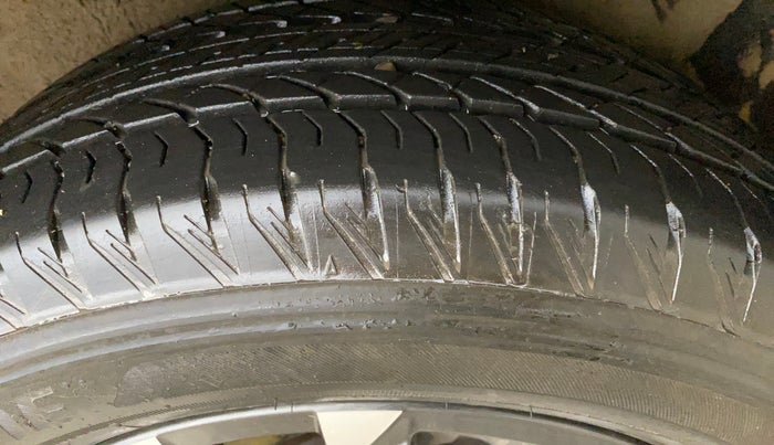 2023 Mahindra XUV700 AX 7 LUXURY P AT 7 STR, Petrol, Automatic, 4,791 km, Left Rear Tyre Tread