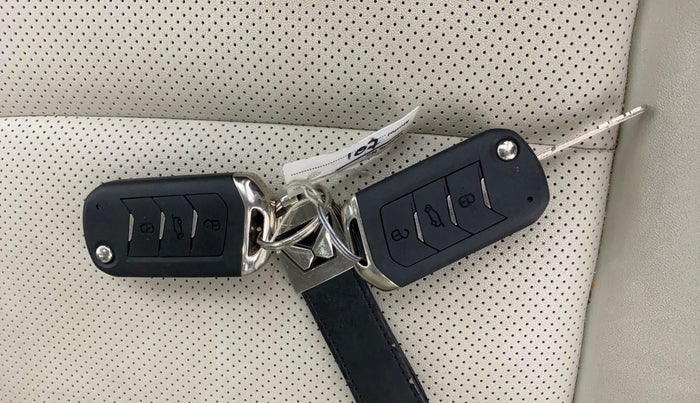 2023 Mahindra XUV700 AX 7 LUXURY P AT 7 STR, Petrol, Automatic, 4,791 km, Key Close Up