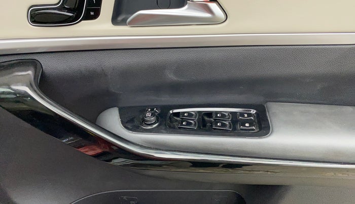 2023 Mahindra XUV700 AX 7 LUXURY P AT 7 STR, Petrol, Automatic, 4,791 km, Driver Side Door Panels Control