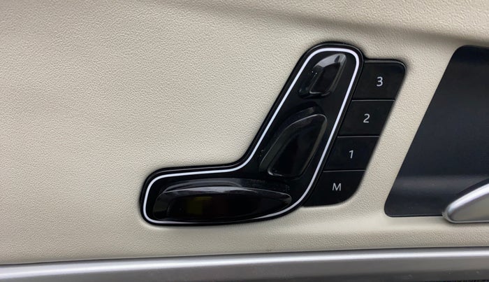 2023 Mahindra XUV700 AX 7 LUXURY P AT 7 STR, Petrol, Automatic, 4,791 km, Driver Side Adjustment Panel