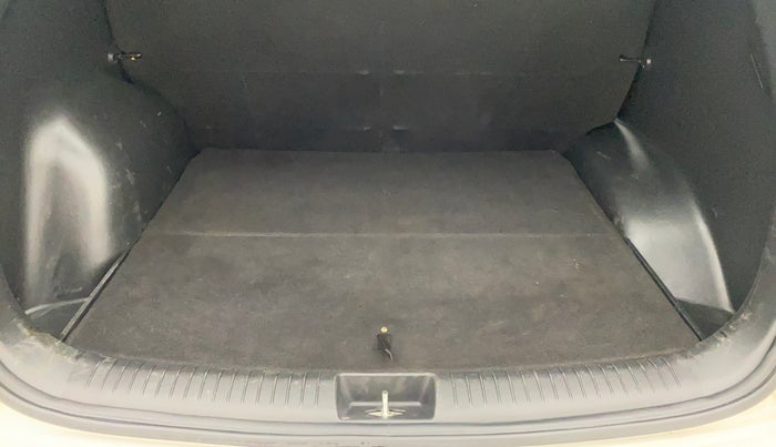 2016 Hyundai Creta SX PLUS 1.6 PETROL, Petrol, Manual, 82,041 km, Boot Inside