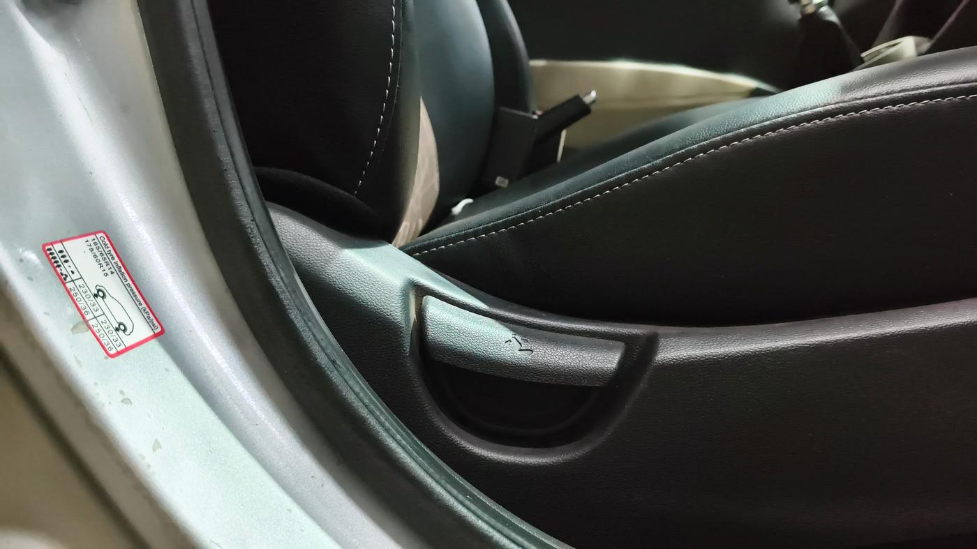 2019 Hyundai Grand i10 SPORTZ 1.2 KAPPA VTVT, CNG, Manual, 55,270 km, Driver Side Adjustment Panel