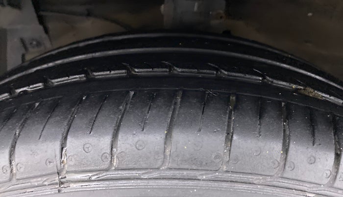 2015 Maruti Ertiga ZDI, Diesel, Manual, 63,611 km, Left Front Tyre Tread