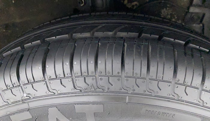 2017 Maruti Swift VXI O, Petrol, Manual, 43,006 km, Right Front Tyre Tread