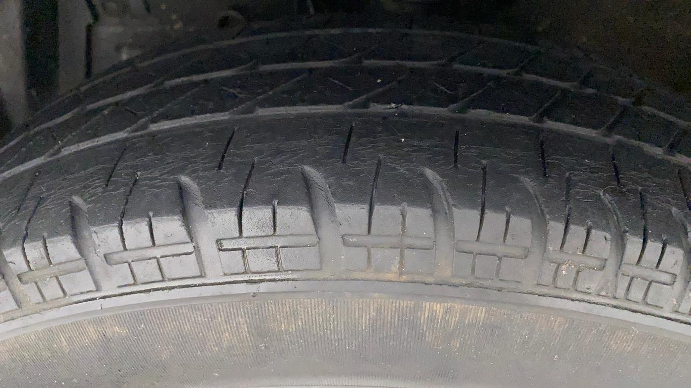 2017 Maruti Swift VXI O, Petrol, Manual, 43,006 km, Left Front Tyre Tread