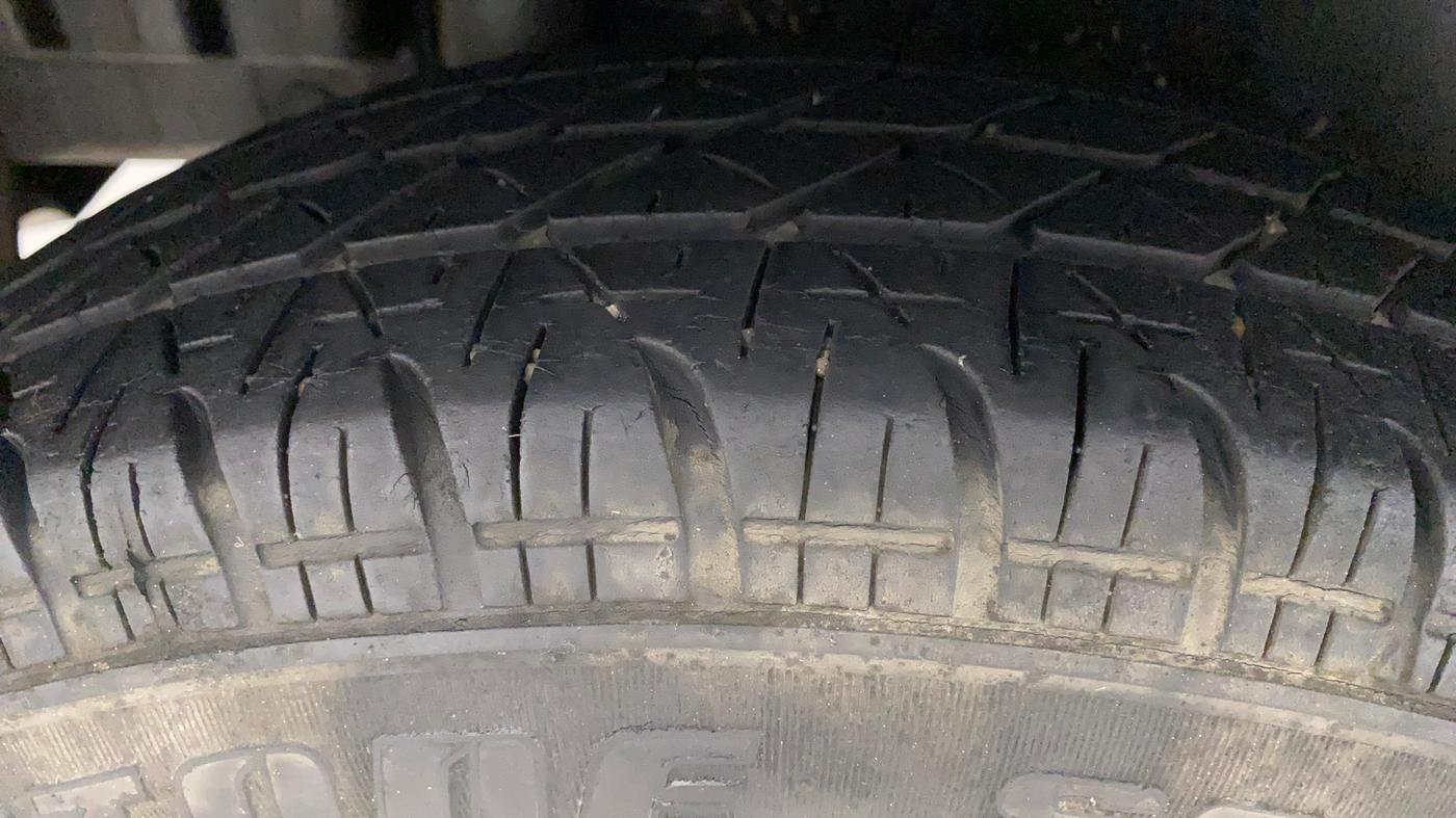 2017 Maruti Swift VXI O, Petrol, Manual, 43,006 km, Right Rear Tyre Tread
