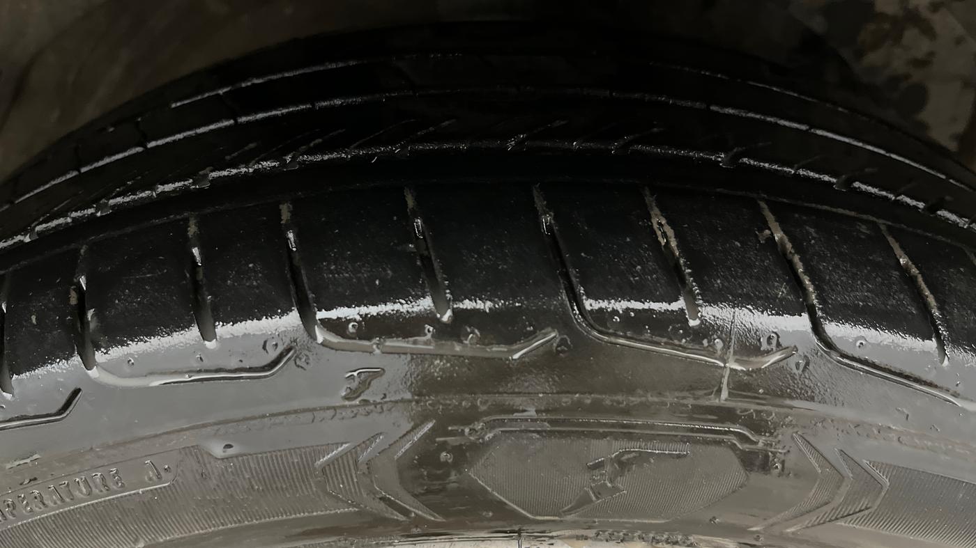 2023 MG HECTOR PLUS SAVVY PRO 1.5 TURBO CVT 7 STR, Petrol, Automatic, 62,175 km, Right Front Tyre Tread
