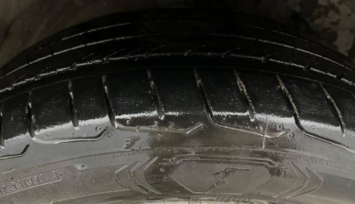 2023 MG HECTOR PLUS SAVVY PRO 1.5 TURBO CVT 7 STR, Petrol, Automatic, 62,175 km, Right Front Tyre Tread