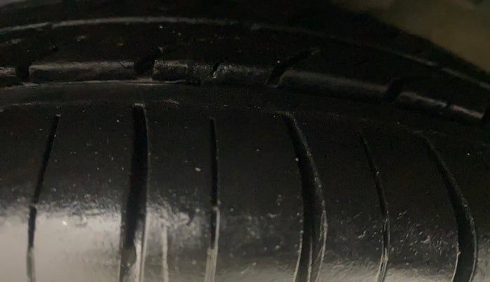 2016 Hyundai Eon MAGNA + AIRBAG, Petrol, Manual, 72,191 km, Left Front Tyre Tread