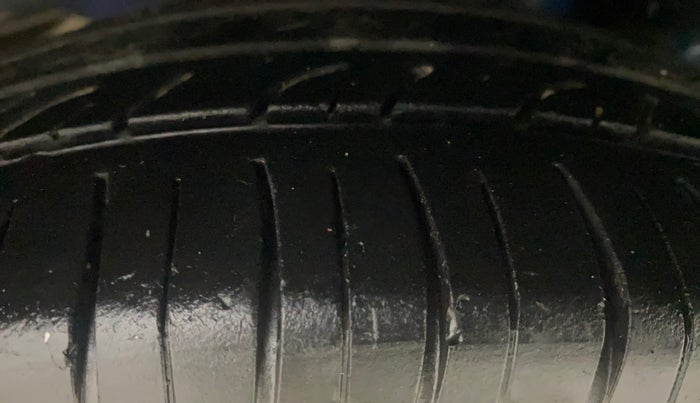 2016 Hyundai Eon MAGNA + AIRBAG, Petrol, Manual, 72,191 km, Left Rear Tyre Tread