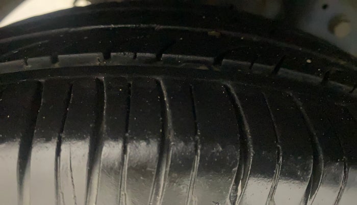 2016 Hyundai Eon MAGNA + AIRBAG, Petrol, Manual, 72,191 km, Right Rear Tyre Tread