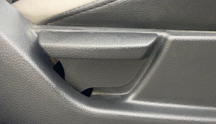 2016 Hyundai Eon MAGNA + AIRBAG, Petrol, Manual, 72,191 km, Driver Side Adjustment Panel