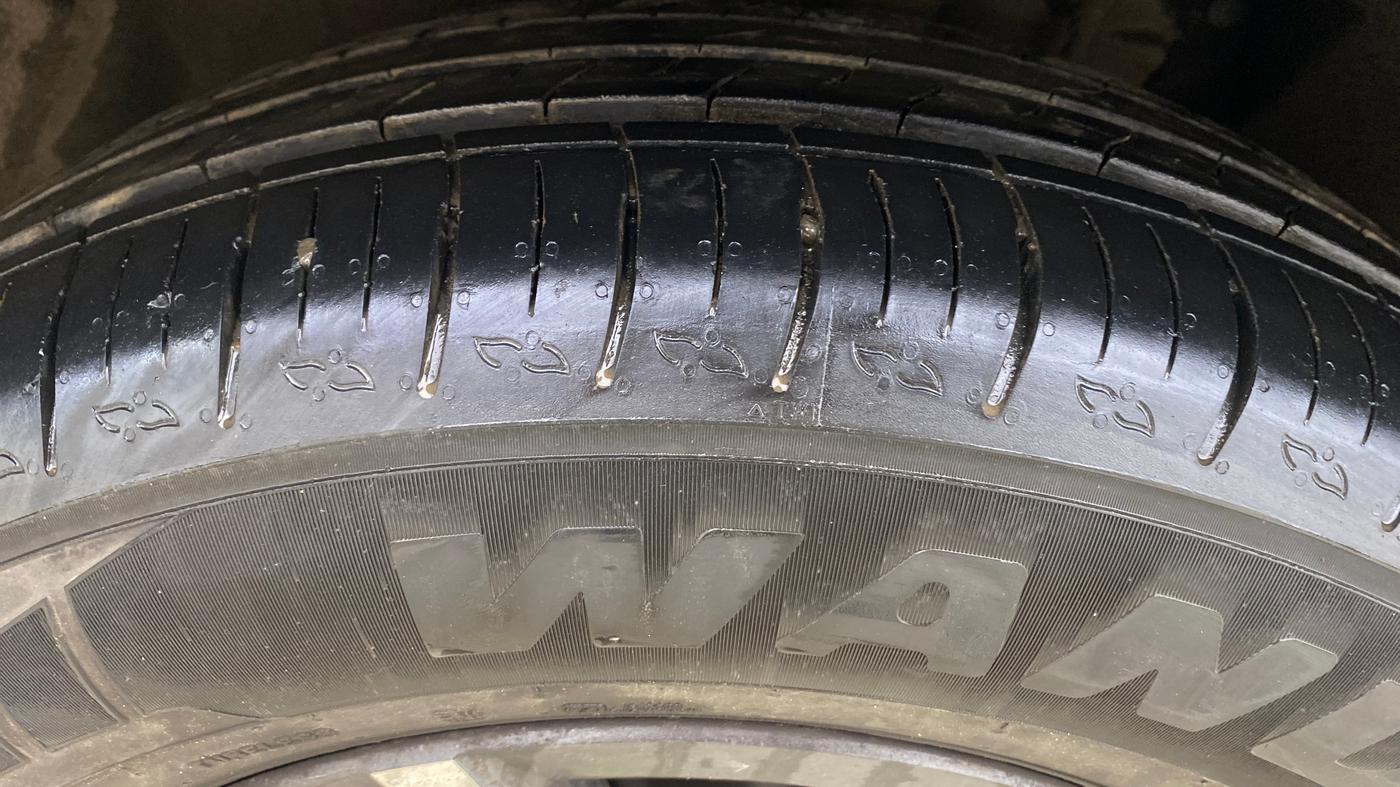 2023 Mahindra XUV700 AX 5 P AT 5 STR, Petrol, Automatic, 12,399 km, Left Front Tyre Tread