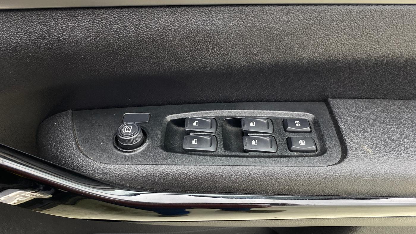 2023 Mahindra XUV700 AX 5 P AT 5 STR, Petrol, Automatic, 12,399 km, Driver Side Door Panels Control
