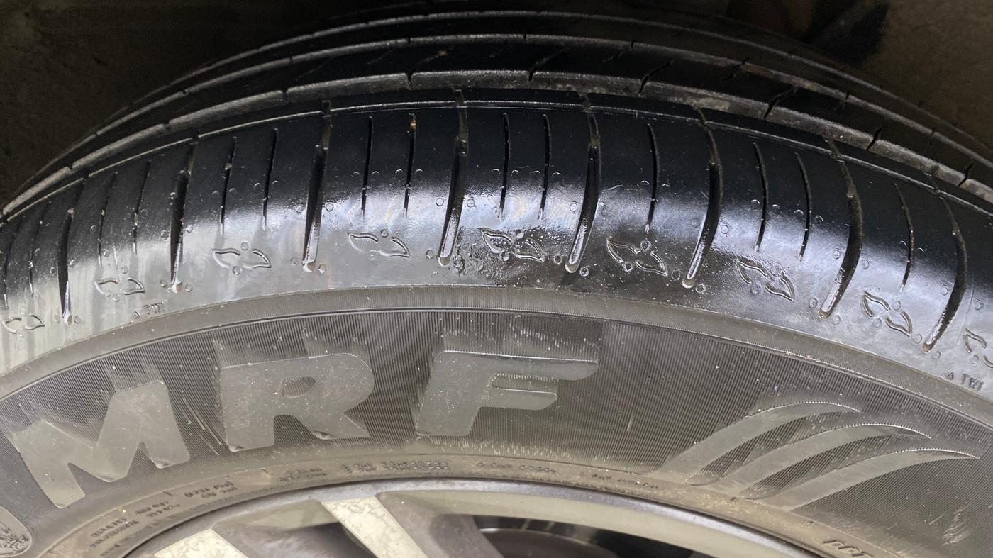 2023 Mahindra XUV700 AX 5 P AT 5 STR, Petrol, Automatic, 12,399 km, Right Front Tyre Tread