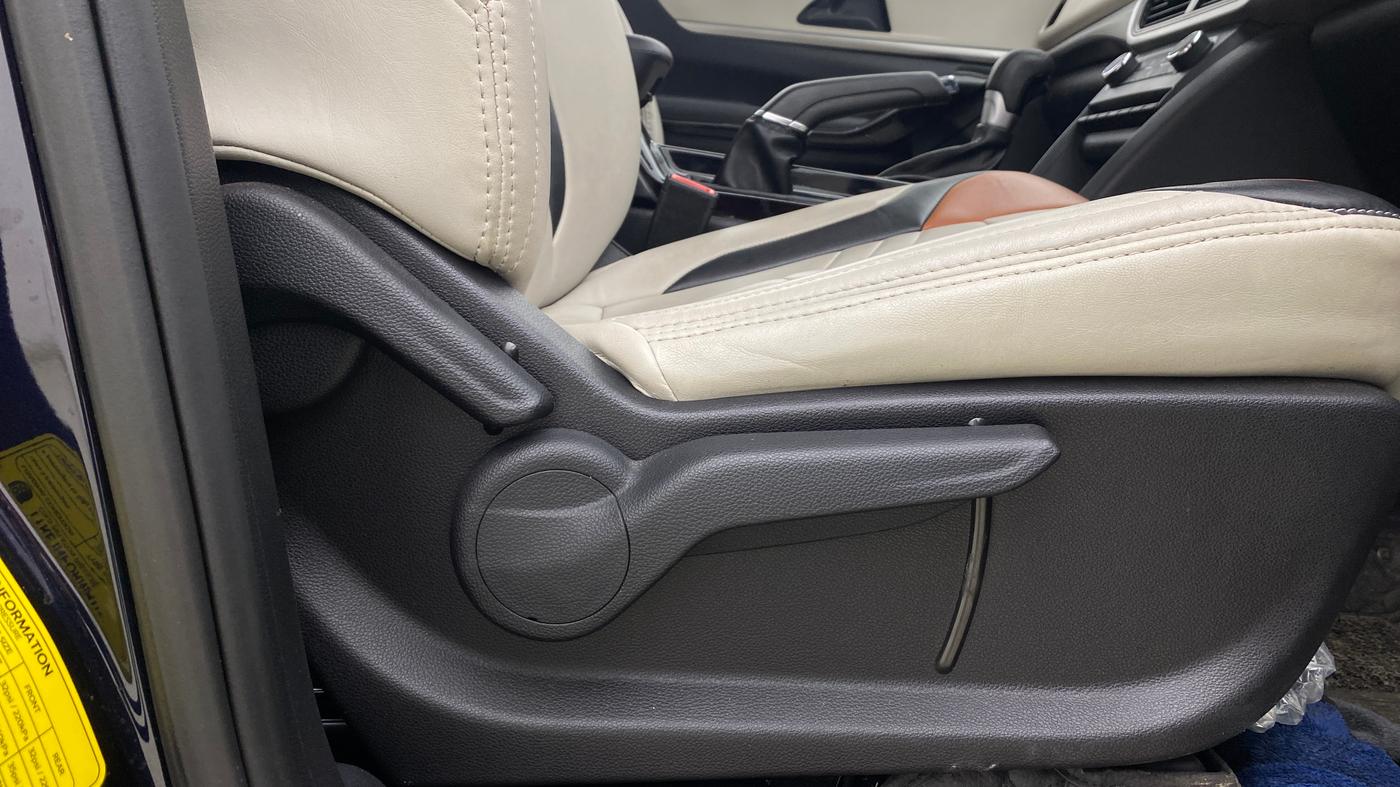 2023 Mahindra XUV700 AX 5 P AT 5 STR, Petrol, Automatic, 12,399 km, Driver Side Adjustment Panel