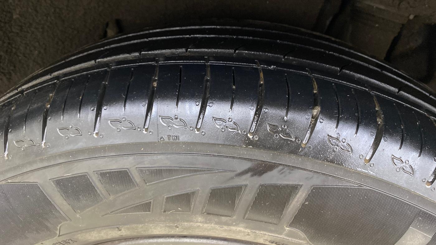 2023 Mahindra XUV700 AX 5 P AT 5 STR, Petrol, Automatic, 12,399 km, Left Rear Tyre Tread