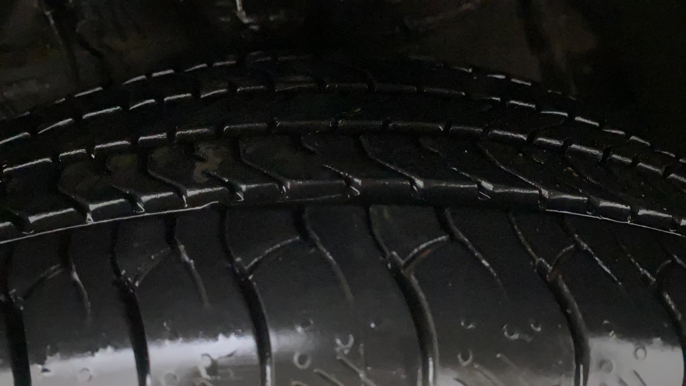 2024 Mahindra XUV 3XO AX5L 1.2 TGDi, Petrol, Manual, 2,456 km, Left Front Tyre Tread