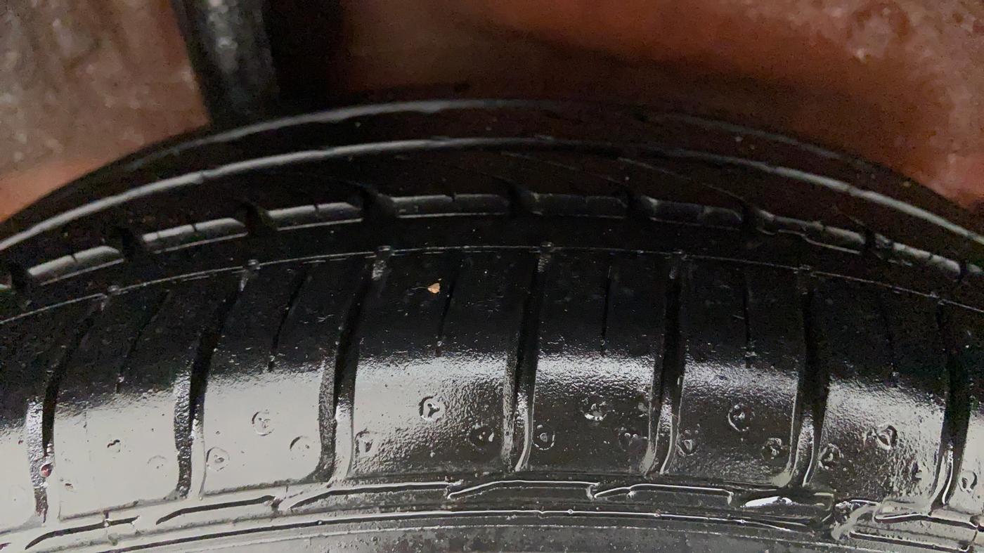 2015 Honda Jazz 1.2 V AT, Petrol, Automatic, 11,226 km, Right Rear Tyre Tread