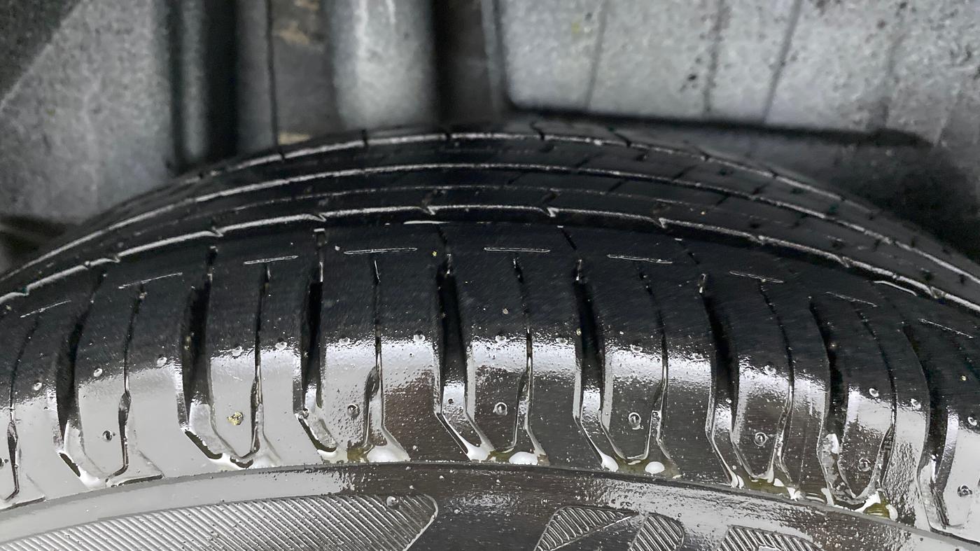 2020 Maruti Dzire ZXI Plus AMT, Petrol, Automatic, 25,928 km, Right Rear Tyre Tread