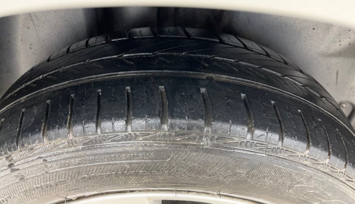 2016 Volkswagen Vento HIGHLINE PETROL AT, Petrol, Automatic, 83,011 km, Right Rear Tyre Tread