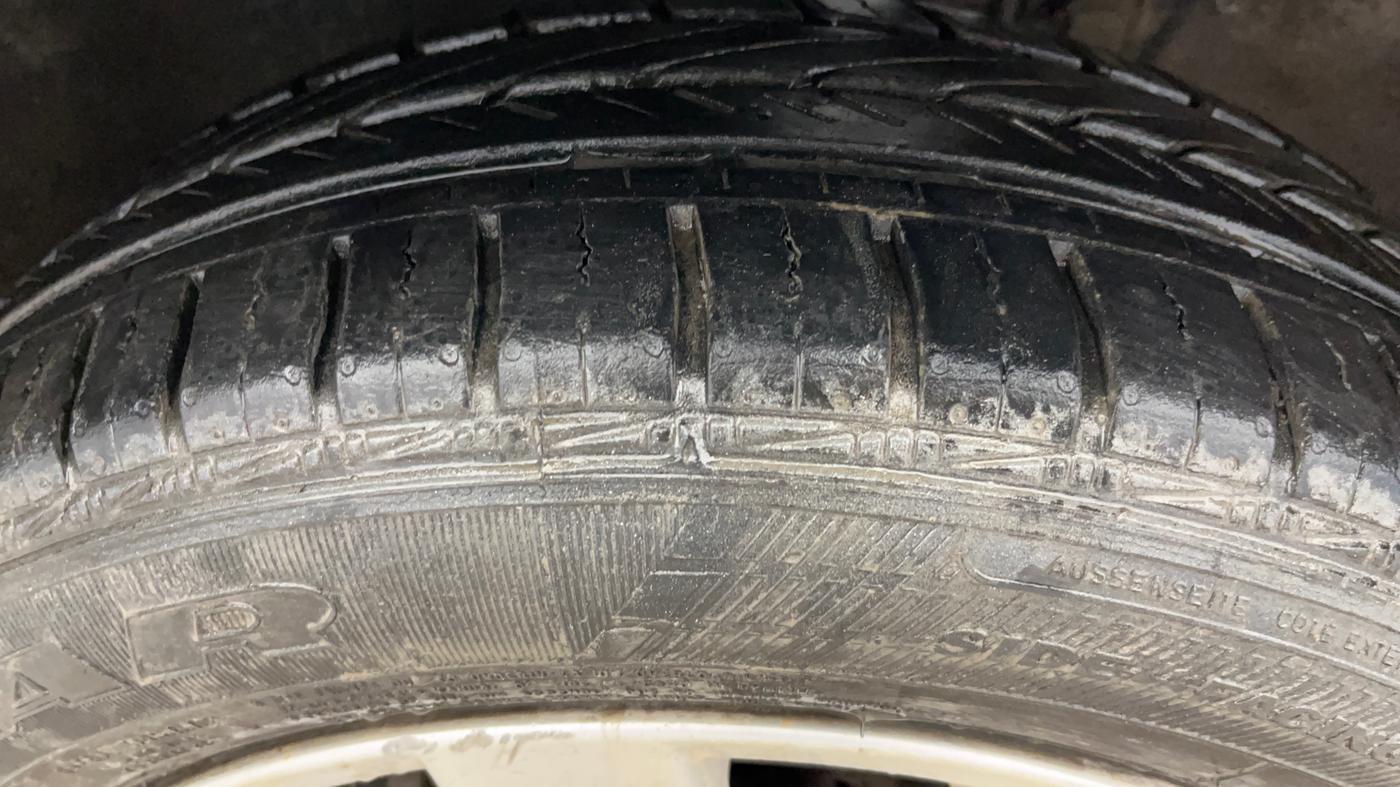 2016 Volkswagen Vento HIGHLINE PETROL AT, Petrol, Automatic, 83,034 km, Left Front Tyre Tread