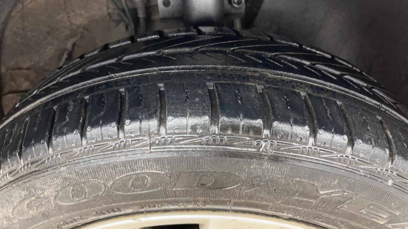 2016 Volkswagen Vento HIGHLINE PETROL AT, Petrol, Automatic, 83,034 km, Right Front Tyre Tread