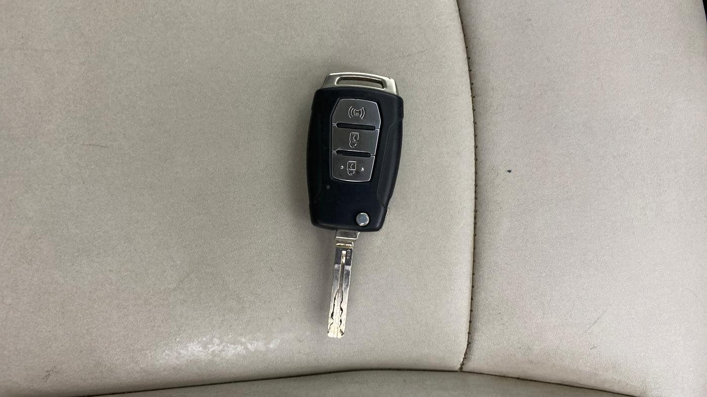 2021 Mahindra XUV300 W6 1.2 PETROL AMT, Petrol, Automatic, 62,028 km, Key Close Up