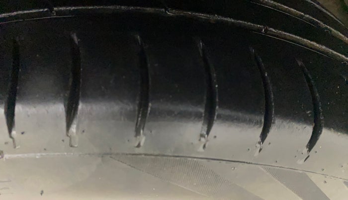 2015 Ford Figo TITANIUM 1.2 PETROL, Petrol, Manual, 77,456 km, Left Front Tyre Tread