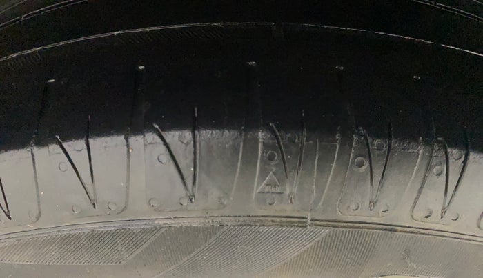 2015 Ford Figo TITANIUM 1.2 PETROL, Petrol, Manual, 77,456 km, Left Rear Tyre Tread