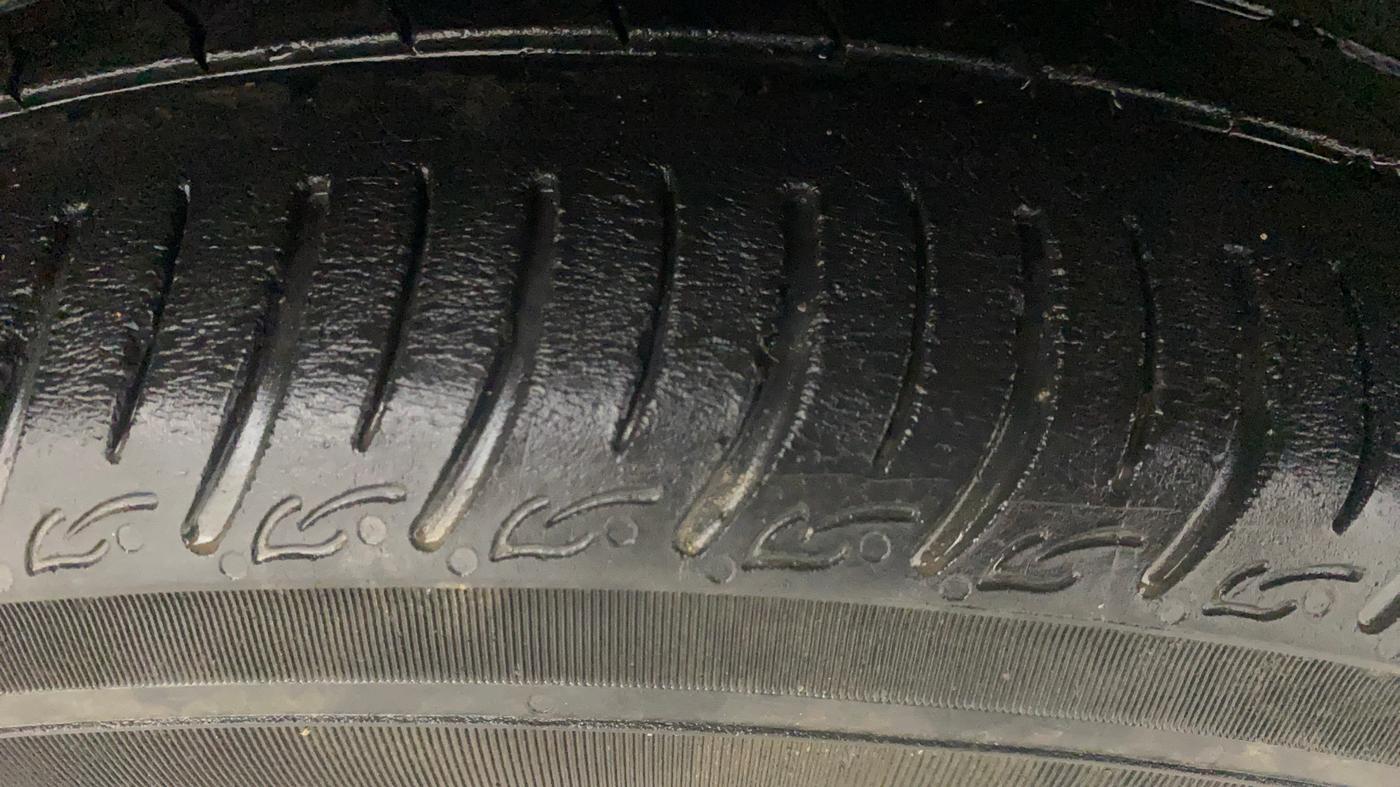 2015 Ford Figo TITANIUM 1.2 PETROL, Petrol, Manual, 80,119 km, Right Front Tyre Tread