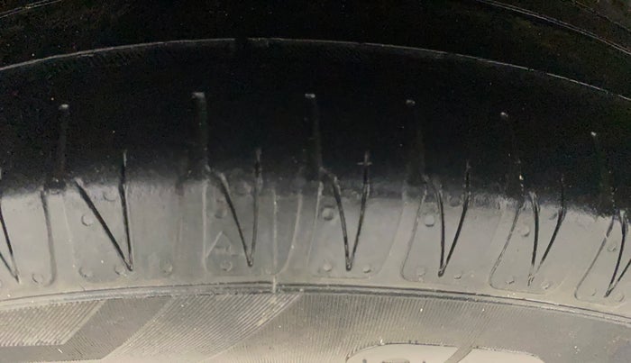 2015 Ford Figo TITANIUM 1.2 PETROL, Petrol, Manual, 77,456 km, Right Rear Tyre Tread