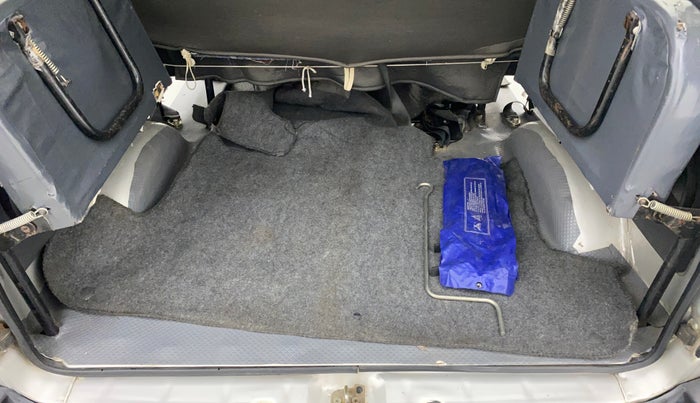 2011 Maruti Omni 5 STR, Petrol, Manual, 23,159 km, Dicky (Boot door) - Tool missing