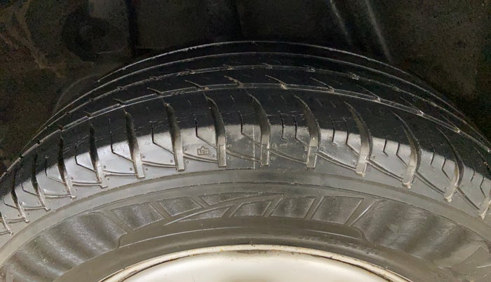 2014 Renault Duster RXE PETROL, Petrol, Manual, 41,439 km, Right Rear Tyre Tread