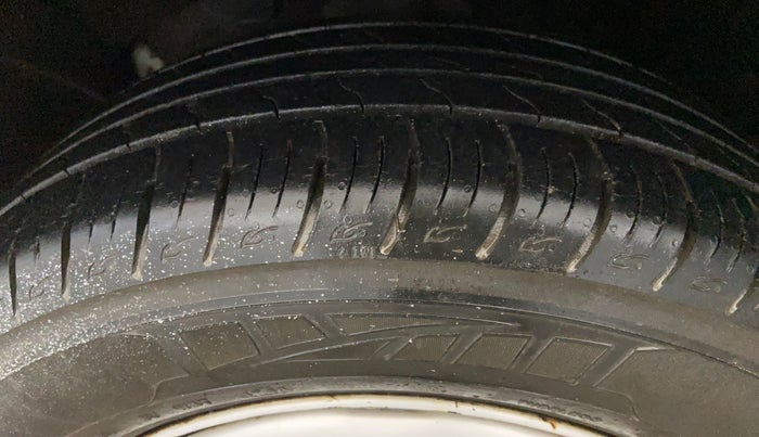 2014 Renault Duster RXE PETROL, Petrol, Manual, 41,439 km, Left Front Tyre Tread
