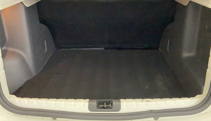 2014 Renault Duster RXE PETROL, Petrol, Manual, 41,439 km, Boot Inside