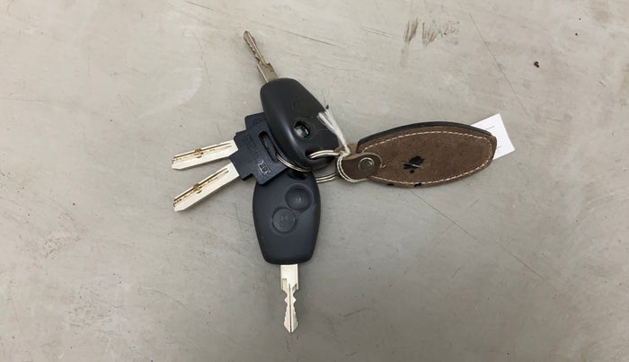 2014 Renault Duster RXE PETROL, Petrol, Manual, 41,439 km, Key Close Up