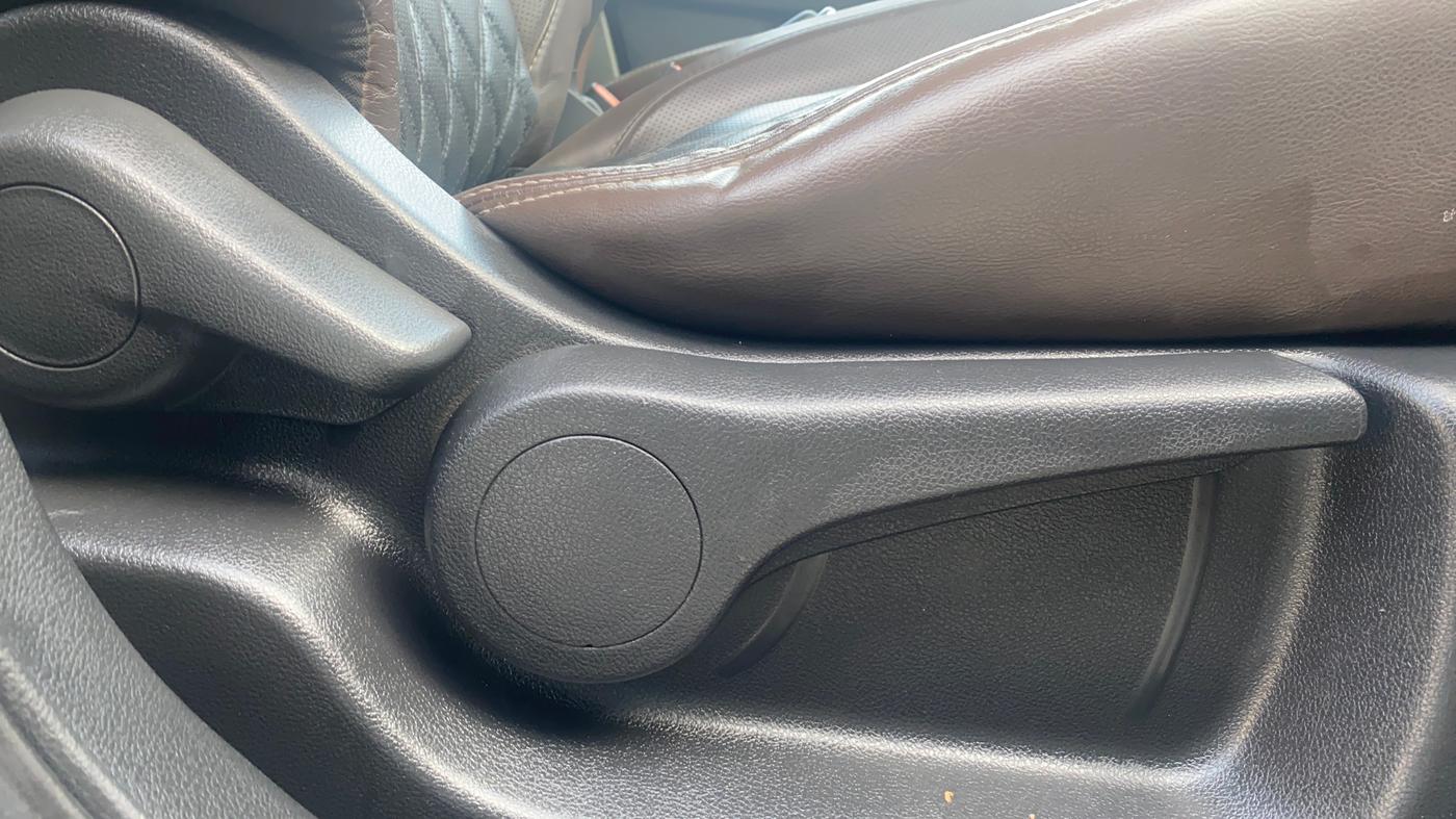 2019 Nissan Kicks XV PREMIUM O DUAL TONE DIESEL, Diesel, Manual, 98,840 km, Driver Side Adjustment Panel