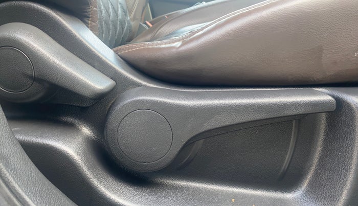 2019 Nissan Kicks XV PREMIUM O DUAL TONE DIESEL, Diesel, Manual, 98,840 km, Driver Side Adjustment Panel