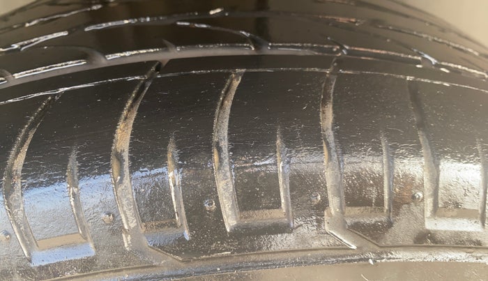 2019 Nissan Kicks XV PREMIUM O DUAL TONE DIESEL, Diesel, Manual, 98,840 km, Right Rear Tyre Tread