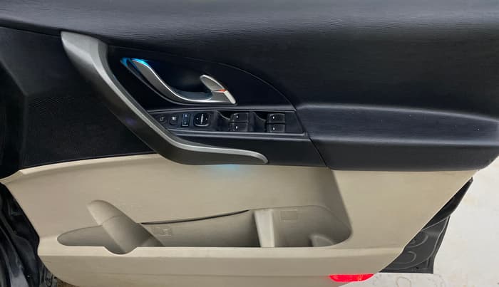 2016 Mahindra XUV500 W10 AT, Diesel, Automatic, 1,26,904 km, Driver Side Door Panels Control
