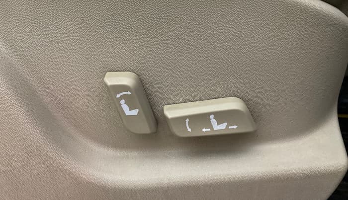 2016 Mahindra XUV500 W10 AT, Diesel, Automatic, 1,26,904 km, Driver Side Adjustment Panel