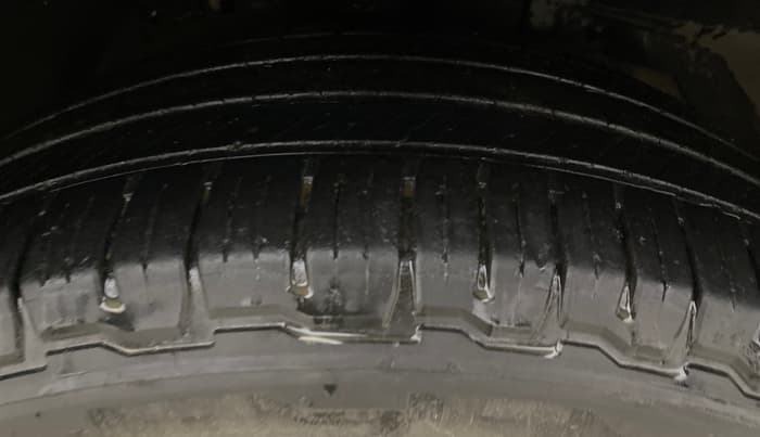 2016 Mahindra XUV500 W10 AT, Diesel, Automatic, 1,26,904 km, Right Front Tyre Tread