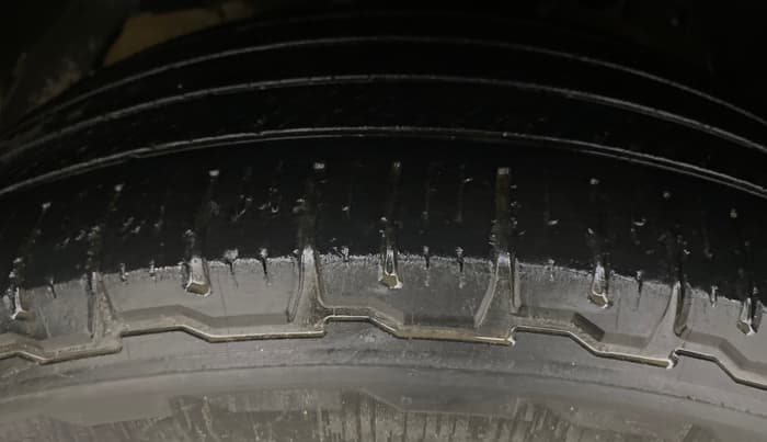2016 Mahindra XUV500 W10 AT, Diesel, Automatic, 1,26,904 km, Left Front Tyre Tread